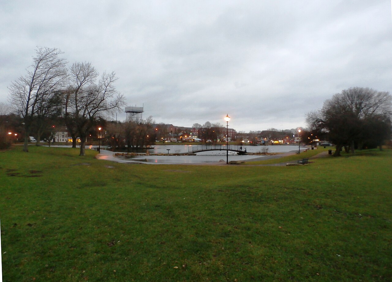 Askern Lake and surrounding park in December 2015
